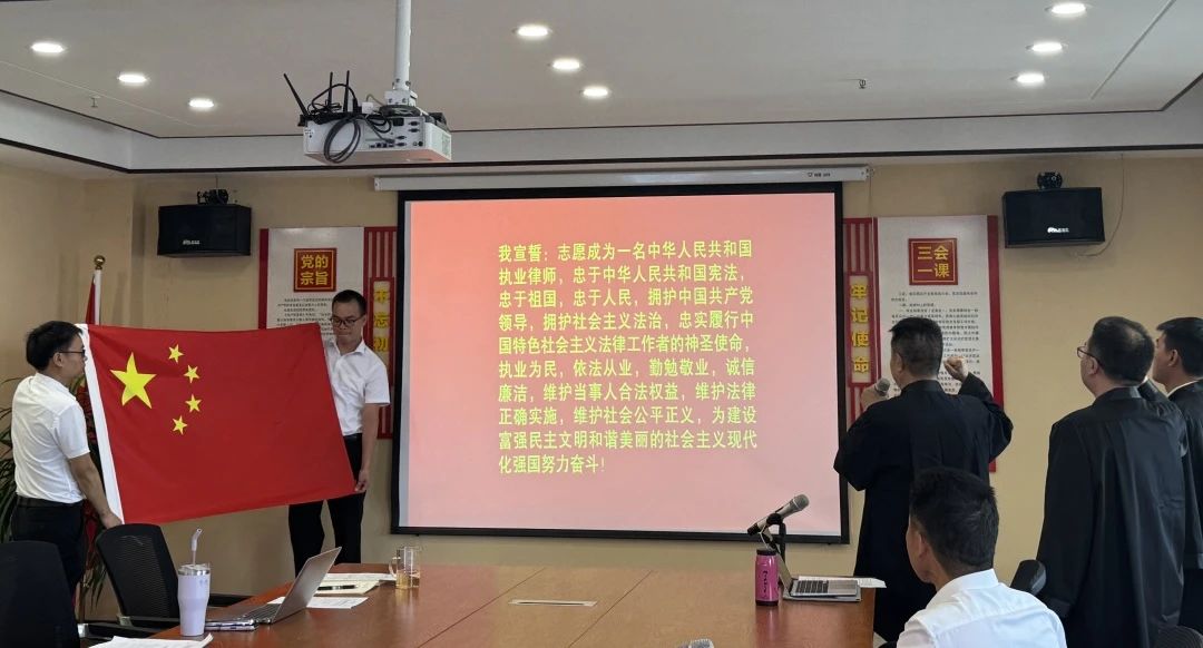 披袍立誓承使命 肩负责任担正义(图2) 1-251029155413295.jpg