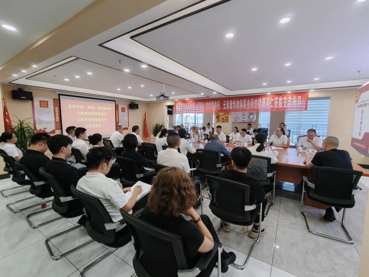 天信所与麻栗坡县委统战部、中闻所、泰华所联合开展爱国主义双主题系列活动(图1) 1-2510291632315D.jpg