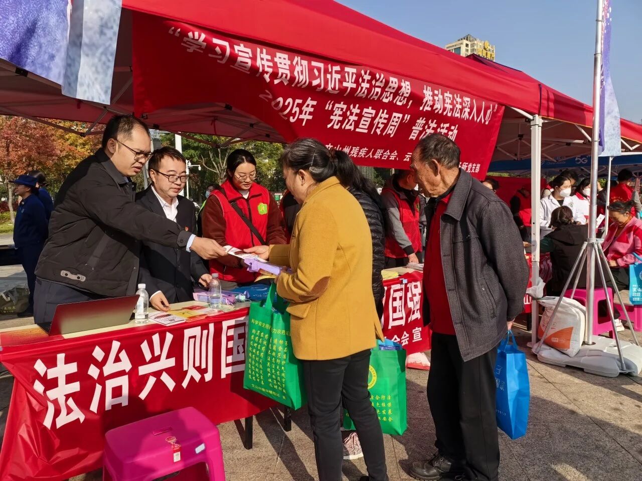 专业服务接地气,法治礼包暖民心(图1) 1-25121Z9214JB.jpg